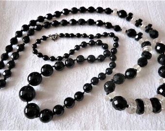 Un par de collares de azabache francés vintage