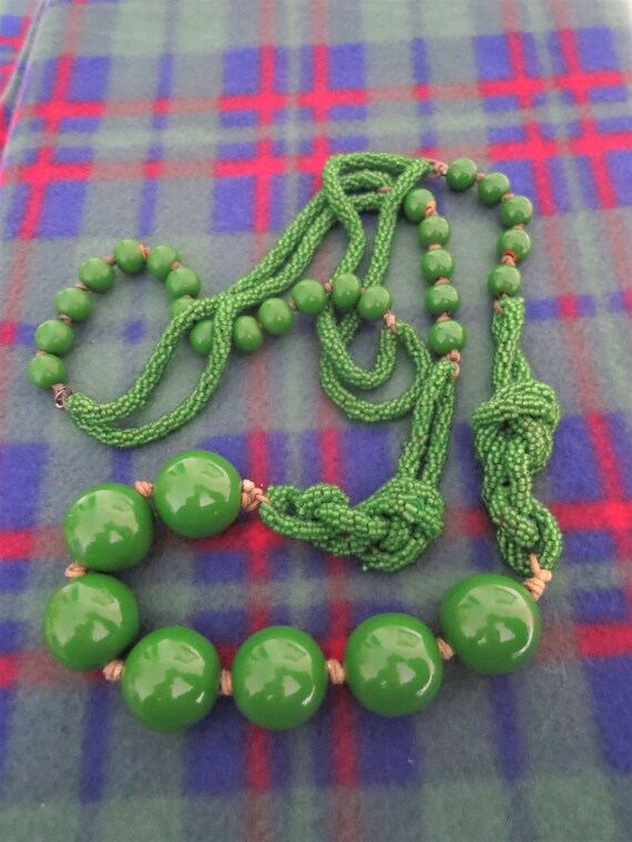 A lovely vintage long large bead emerald green Lu… - image 4