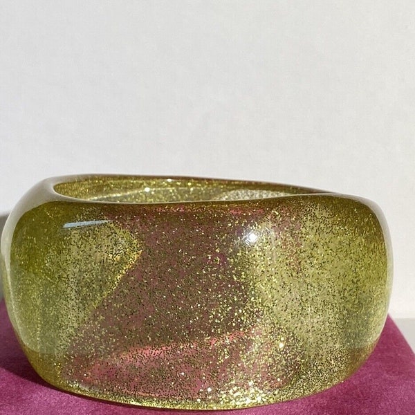 A lovely vintage chunky glitter Lucite bangle in a delicate pale gold colour