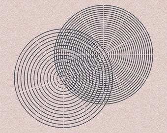 Puede incluir: Un estampado gráfico sobre un fondo rosa claro texturizado que presenta dos patrones circulares azul oscuro superpuestos compuestos por anillos concéntricos y líneas radiales. La esquina inferior derecha contiene el texto MoyMir 2022.