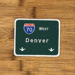 Peut inclure: Panneau routier vert et blanc Interstate 70 West Denver avec des flèches blanches pointant vers le bas.