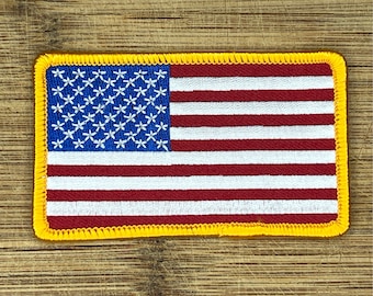 Amerikansk flagga-lapp – Broderad amerikansk flagga med guldkant – 8,5 x 5 cm, krokar baktill 8,5 x 5 cm