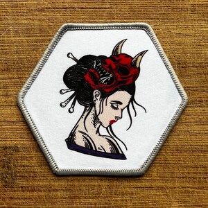 Geisha Oni-tygmärke 7,5 cm sexkantigt strykmärke – japansk folklore, demonmasktatueringsstil, välj singel eller bunt