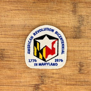 Puede incluir: Un juego de tres tazas de cerámica con acabado mate moteado. Las tazas son de color crema, gris claro y gris oscuro. Cada taza tiene un diseño simple y minimalista.