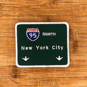 Toppa ricamata Interstate 95 NYC - Segnale stradale da stirare, 3,5 x 3 pollici - Regalo di viaggio a New York City per collezionisti avventurosi