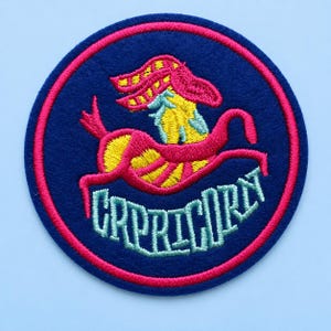 Steenbok astrologie opstrijkpatch-2,75 inch ronde geborduurde dierenriem patch op vilt achterkant - horoscoop cadeau, astrologie liefhebber