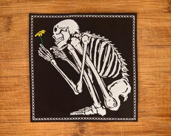 Skelett Blume Patch 6x6 Aufbügeln, Memento Mori Goth Gestickter Aufnäher, Kniende Skelett Dunkel Ästhetische Kampfjacke