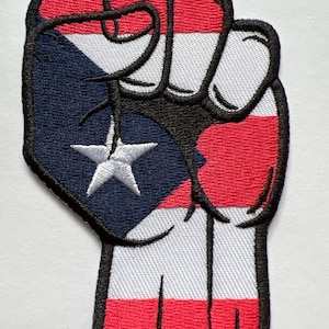 Parche termoadhesivo con puño levantado de la bandera puertorriqueña de 4 pulgadas Orgullo de Puerto Rico