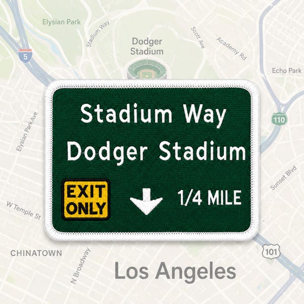 Toppa ricamata termoadesiva per l'uscita Stadium Way della I-5 di Los Angeles, California, 3,5 x 3 pollici.