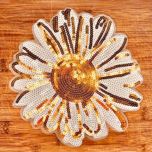 Large Daisy Sequin Patch – 9″ Gold & White Flower Appliqué, Sew-On Floral Embellishment for Jackets, Bags DIY Crafts