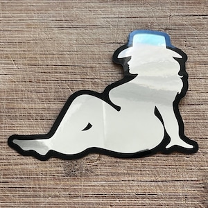 Sexy Cowgirl Vinyl Aufkleber - Kurviger Pin-Up Art - 4x2,75 Zoll wasserfester, lichtechter, verspiegelter Aufkleber für Laptops, LKWs oder Journals