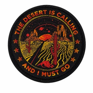 Toppa "Il deserto mi chiama e devo andare" - 7,6 cm, rotonda, tessuta, termoadesiva, con cactus saguaro, luna e stelle, notte nel deserto del sud-ovest.