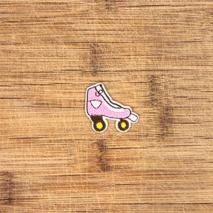 ピンクのローラースケートパッチ 1.5インチ アイロン接着アップリケ 刺繍 レトロ ガーリー バッジ ジャケット バッグ 帽子用