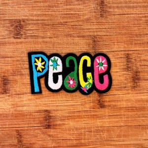 Peace Zeichen Patch - Flower Power zum Aufbügeln (aufnähen) gestickte Retro Boho Applikation für Jacken, Rucksäcke & Mützen 9,5 cm