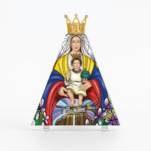 Puede incluir: Una colorida figura religiosa triangular que representa a una mujer sosteniendo a un niño, ambos con coronas. La túnica de la mujer está pintada con tonos amarillos, azules y rojos. El niño sostiene un orbe azul. La base presenta la firma del artista.