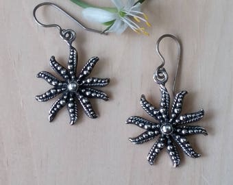 Oxidierte Starfish Sterling Silber Ohrringe, Handgemachte Silber Ohrringe mit Granulation. Galaxy Silber Hängeohrringe.