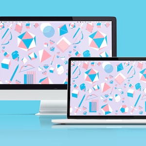 Könnte beinhalten: Ein Desktop-Monitor und ein Laptop zeigen ein sich wiederholendes Muster aus geometrischen Formen, darunter Diamanten, Würfel und Bögen, in Pastellrosa, Blau und Weiß auf einem lavendelfarbenen Hintergrund. Die Bildschirme sind vor einem hellblauen Hintergrund angeordnet.