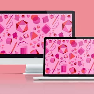 Könnte beinhalten: Ein Desktop-Computer und ein Laptop zeigen ein rosa geometrisches Muster mit Formen wie Diamanten, Schwertern, Bögen und Würfeln. Der Hintergrund ist einfarbig rosa. Die Geräte stehen auf einer reflektierenden Oberfläche.
