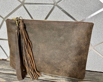 Bolso de mano de piel marrón con borla y correa de muñeca