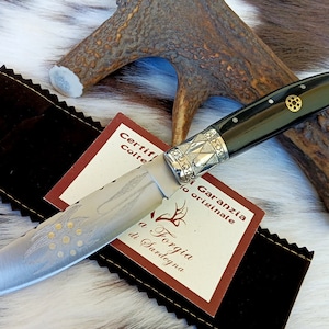 HANDCRAFTED SARDINIAN KNIFE, Pattadese type, elaborate decorated blade, buffalo horn handle with steel core + pin, sheath and box