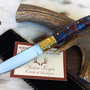 SARDINIAN ARTISAN KNIFE pattadese, red-blue kirinite handle with steel core, with guarantee certificate and sheath, gift idea
