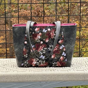 Bolso de hombro o de mano para uso diario / Vinilo gris ahumado / Rosas rojas