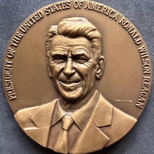 Beautiful antique and rare bronze medal with high reliefs of President Ronald Reagan