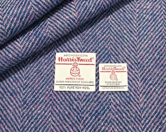 Peut inclure: Tissu tweed bleu et rose à chevrons avec deux étiquettes Harris Tweed. Les étiquettes indiquent "Hand Woven Cloth Harris Tweed Outer Hebrides of Scotland 100% Pure New Wool."
