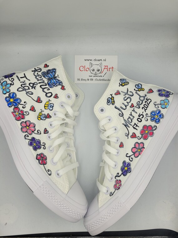 Zapatos de novia personalizados con flores, abejas y mariposas