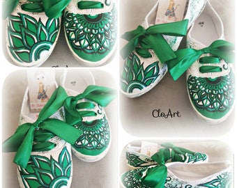 Zapatillas pintadas con mandalas verdes, Mandalas pintados a mano