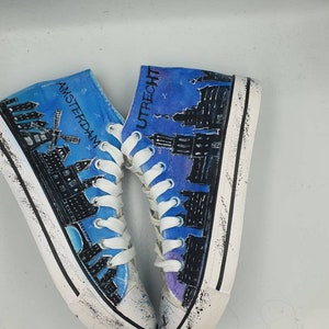 Galaxies peintes à la main skylines hi tops de la ville, chaussures Amsterdam, baskets néerlandaises, Utrecht, La Haye, cadeau Rotterdam, chaussures de voyage