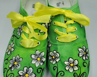 Zapatillas de lona verde con margaritas pintadas a mano y diseño floral