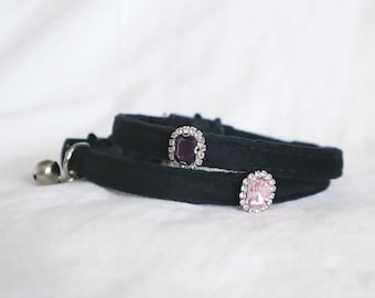 Elizabeth schwarzes Samthalsband | Personalisierte Strass Anhänger & Glocke | Schickes Verstellbares Haustier-Halsband