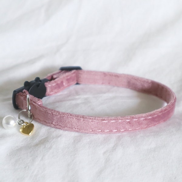 The Jane Collar - collare per gatti in morbido velluto rosa baby con chiusura a strappo e campana personalizzata e ciondolo a cuore delicato