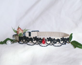 Das Scarlett Halsband in weiß/creme - Gothic victorian Vintage inspiriertes Katzenhalsband mit schwarzer Stickereispitze und rotem Tropfen-Perlen-Edelstein