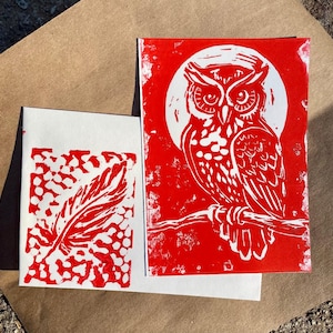 Carte postale en linoléum découpée à la main, hibou rouge rétro, avec enveloppe assortie.