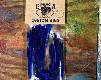 Könnte beinhalten: Eine Packung mit blauem und schwarzem Custom-Jig-Material. Die Packung trägt ein Etikett mit der Aufschrift "English Angling E.A. Custom Jigs".