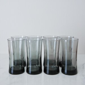 Ausgestelltes Rauchglas 1970s Trinkgläser- Set mit 8 Stück