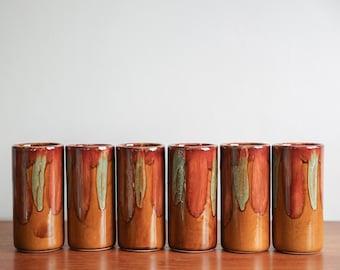 Set di 6 bicchieri in ceramica vintage Dryden Ozark Frontier, smalto a goccia anni '70 nei colori ambra-marrone e verde salvia - Stoneware di Hot Springs, Arkansas