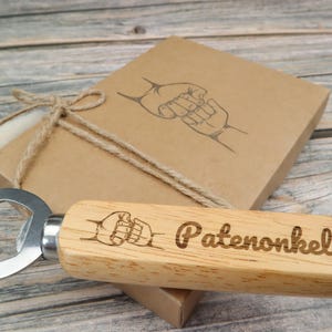 Personaliserbarer Flaschenöffner aus Holz und Edelstahl – modernes Geschenk für werdende Patenonkel.