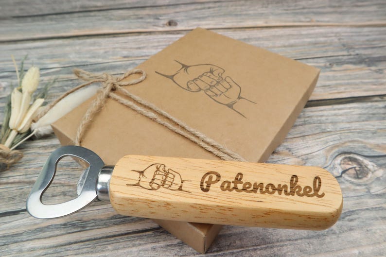 Personaliserbarer Flaschenöffner aus Holz und Edelstahl – modernes Geschenk für werdende Patenonkel.
