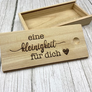 Elegante caja de regalo de madera: embalaje perfecto para dinero o pequeños obsequios.