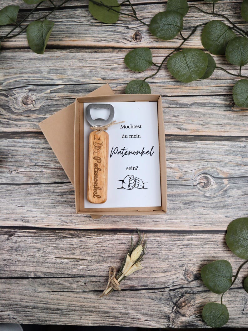 Geöffnete Geschenkbox mit der Frage „Möchtest du mein Patenonkel sein?“ und graviertem Flaschenöffner – liebevoll verpacktes Überraschungsgeschenk.