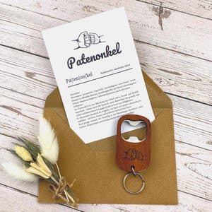 Abridor de botellas de madera para regalar al Padrino. Personalizable con símbolo de choque de puños y tarjeta de felicitación. ¡El regalo perfecto!