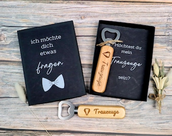 May include: A black box with the text "Ich möchte dich etwas fragen" and a white bow tie. A wooden bottle opener with the text "Trauzeuge" in a black box with the text "Möchtest du mein Trauzeuge sein?"
