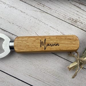 Personalisierter Flaschenöffner mit Gravur in verschiedenen Schriftarten – Ansicht der Namensgravur auf Holzgriff, modern oder verschnörkelt wählbar.
