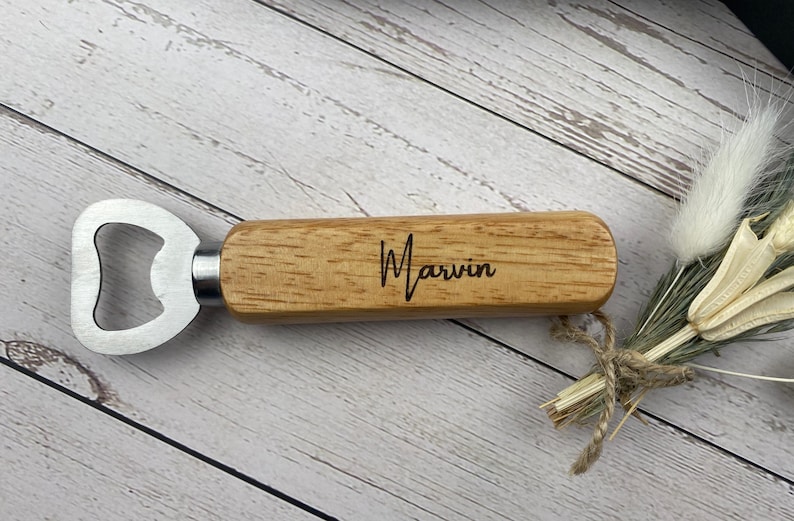 Personalisierter Flaschenöffner mit Gravur in verschiedenen Schriftarten – Ansicht der Namensgravur auf Holzgriff, modern oder verschnörkelt wählbar.
