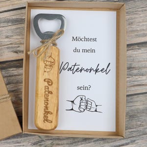Detailaufnahme eines gravierten Flaschenöffners mit individueller Wunschgravur – hochwertiges Edelstahl-Holz-Design.