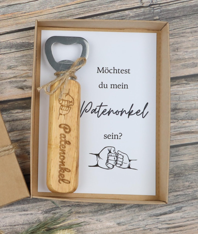Detailaufnahme eines gravierten Flaschenöffners mit individueller Wunschgravur – hochwertiges Edelstahl-Holz-Design.