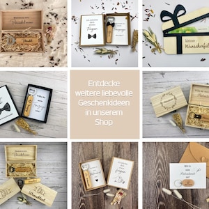 May include: A collection of wooden gift boxes containing personalized bottle openers and keychains, featuring printed cards with German text, decorative dried flowers, and gift envelopes, presented in various arrangements on wood and white surfaces.